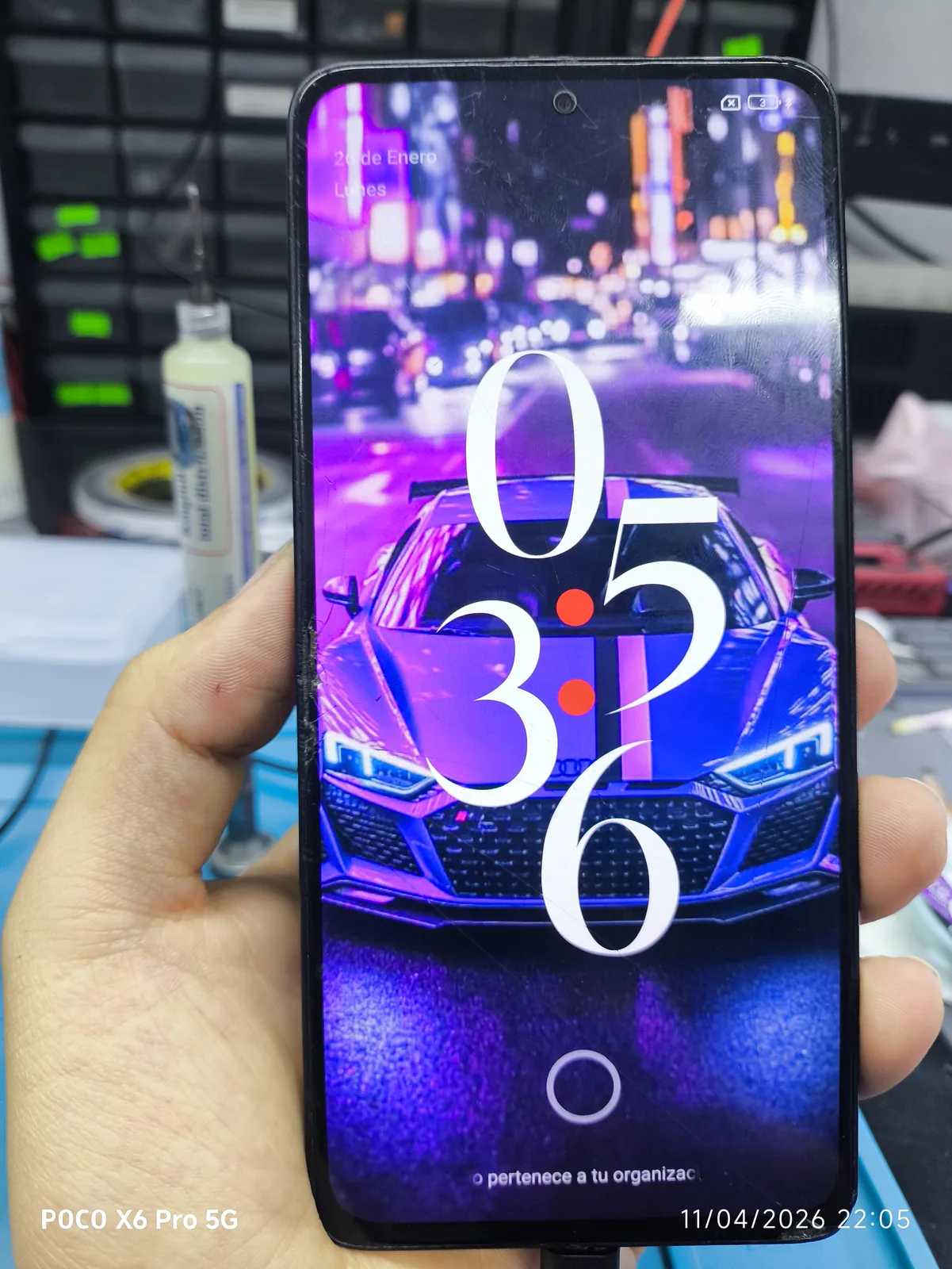 Celular que se mojó encendido y funcionando después del proceso de limpieza y diagnóstico en FixUp Electronics Tonalá