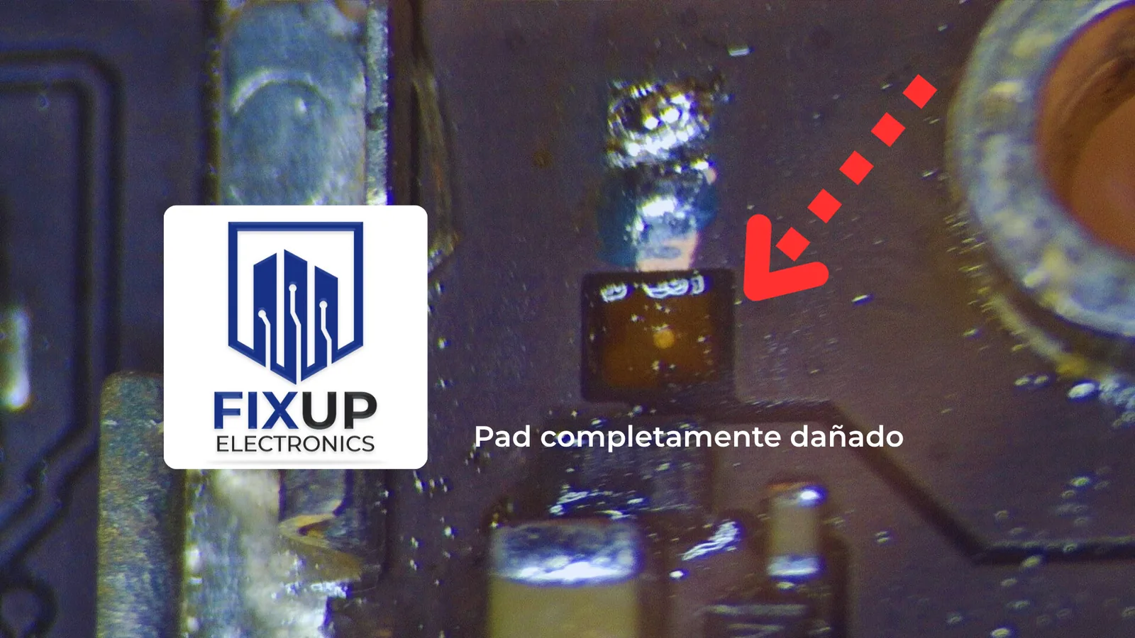 Pad completamente dañado por humedad en la placa de un celular mojado, visto al microscopio en FixUp Electronics Tonalá