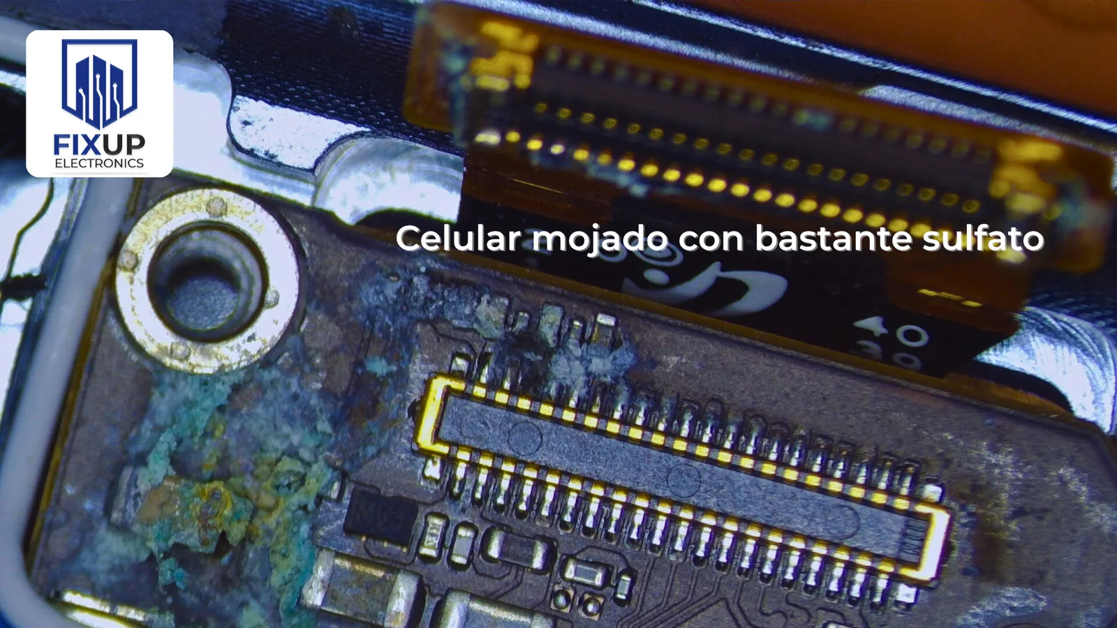 Placa de celular mojado con sulfato y corrosión vista al microscopio en taller FixUp Electronics Tonalá