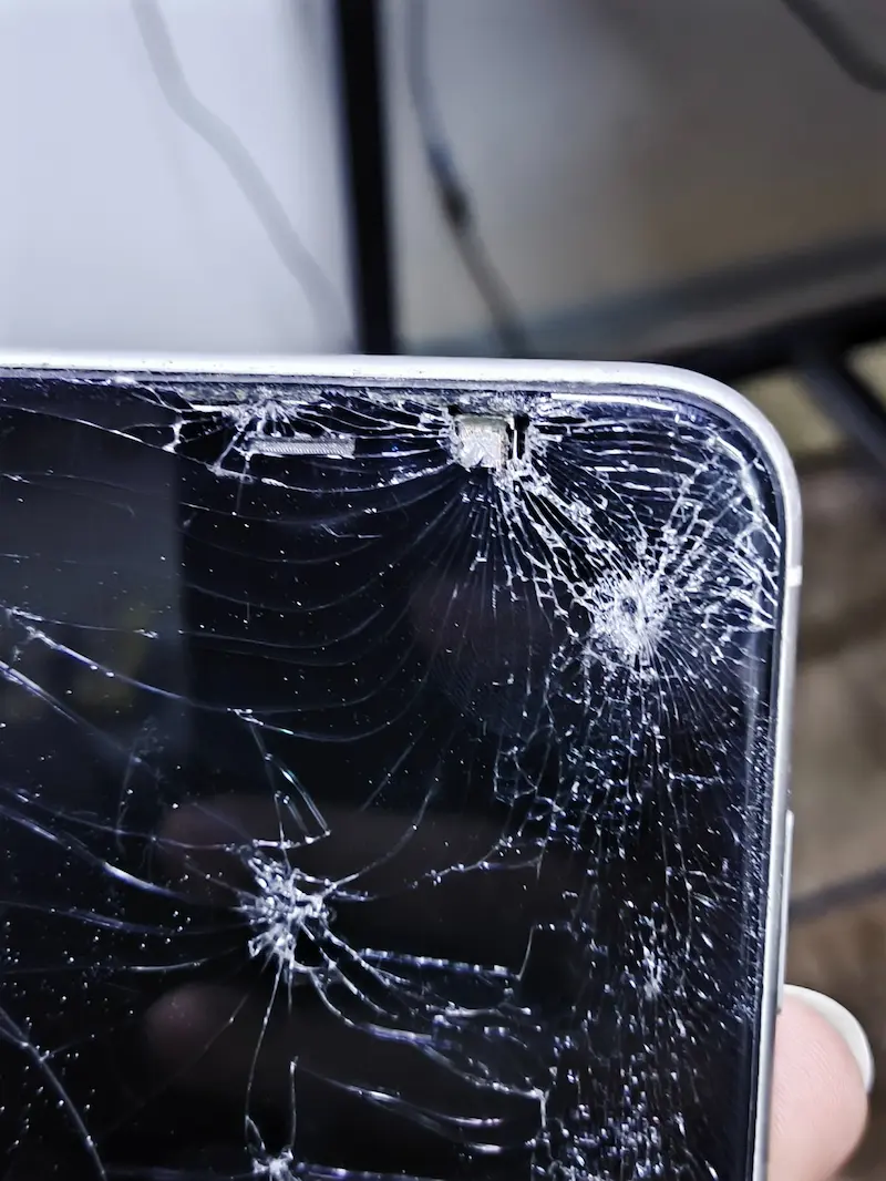 Celular con pantalla rota antes de reparación en Tonalá