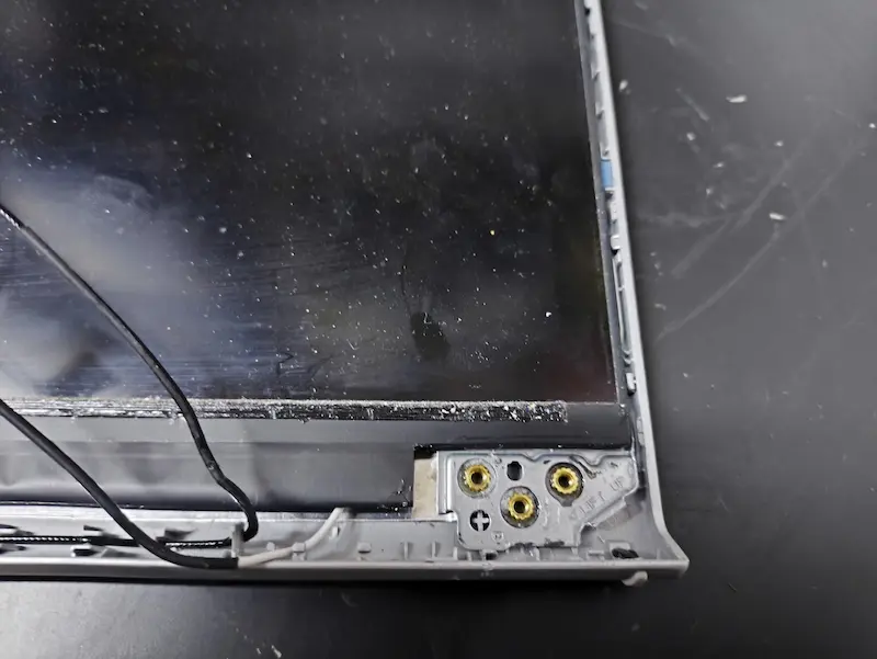 Reconstrucción de bisagras de laptop en Tonalá