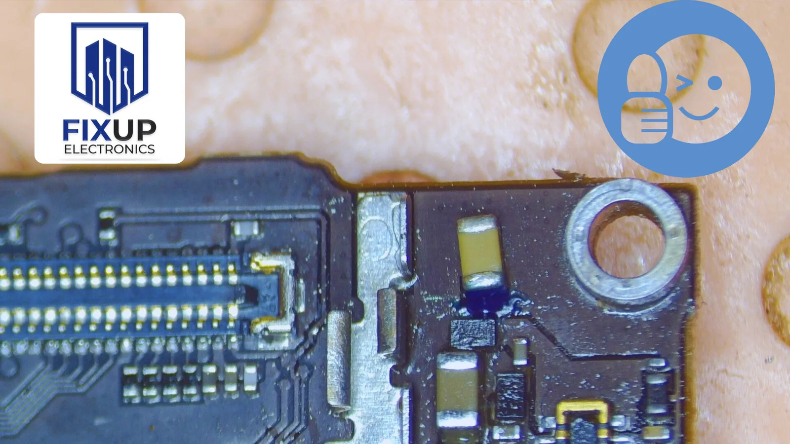 Revisión con microscopio de un conector en la placa de un celular mojado en el taller FixUp Electronics de Tonalá