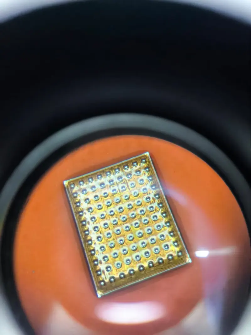 Reballing de chip bajo microscopio en taller de electrónica Tonalá