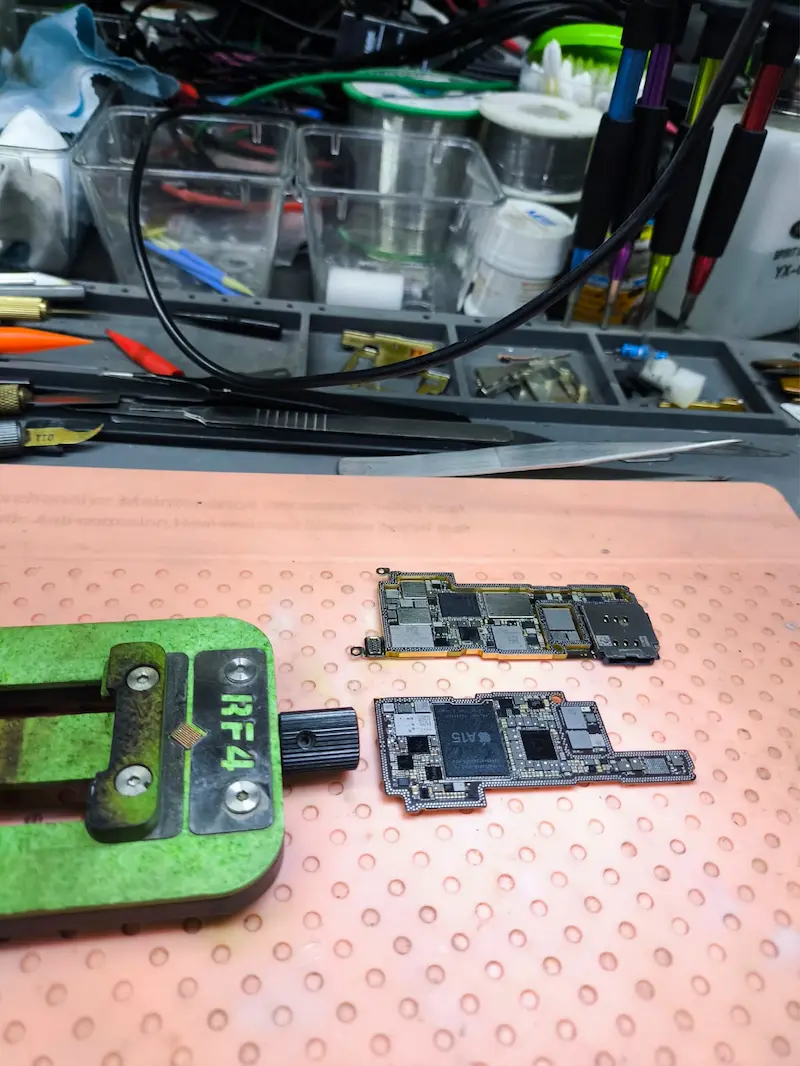 Reparación de placa base de celular en banco de trabajo en Tonalá